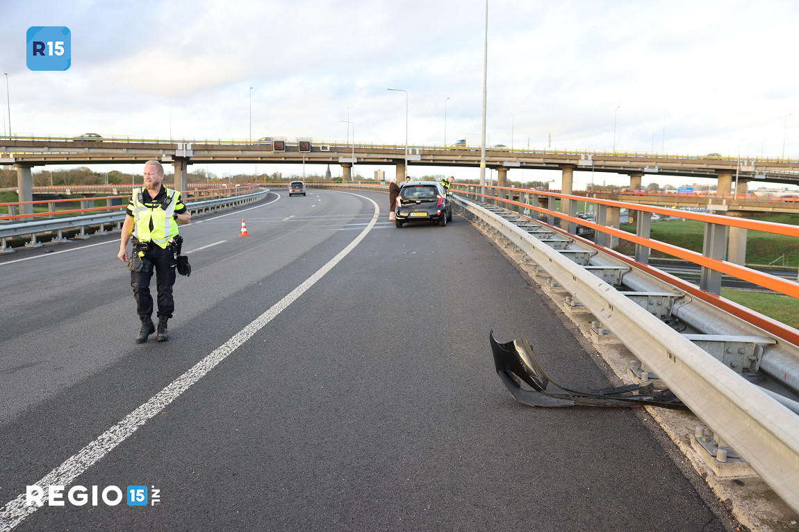 regio15's tweet image. De fly-over op het #PrinsClausplein vanaf de #A4 naar de #A12 richting #DenHaag is afgesloten na een eenzijdig ongeval. Een flink aantal automobilisten heeft de rode kruizen genegeerd en 'zal er nog van horen'.