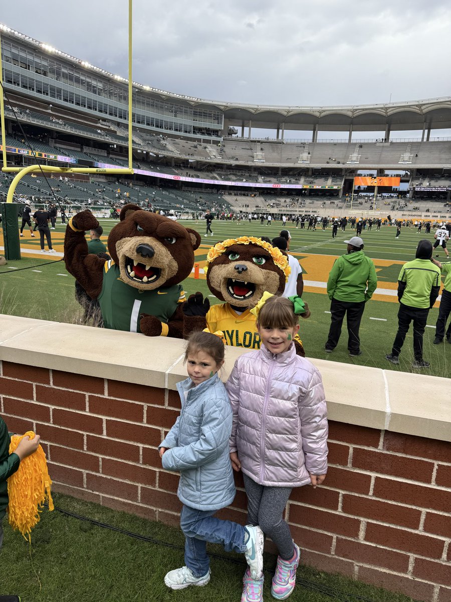 TipsyAviator's tweet photo. Gameday! Get up and get LOUD! 
Sic ‘em Bears 🐻 https://t.co/LRnlwMYmLD