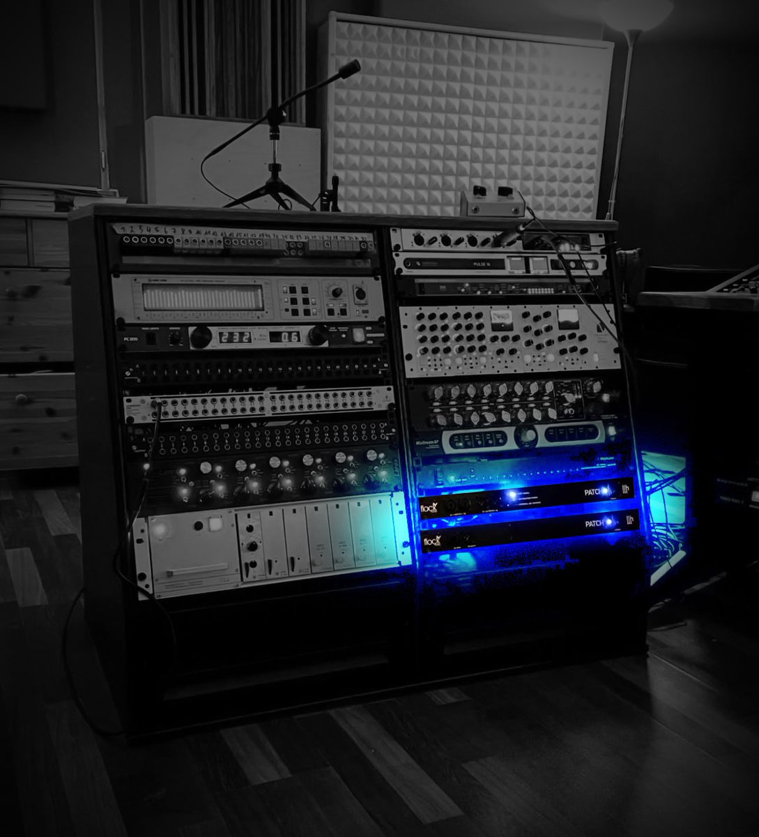 FlockAudio's tweet image. At Larox Tonstudio, engineer Christian Hahn blends a world of analog tone with modern digital control — all powered by his 𝗣𝗔𝗧𝗖𝗛 + 𝗣𝗔𝗧𝗖𝗛 𝗟𝗧 setup. Why? Because in today’s studio, efficiency isn’t optional — it’s essential.
flockaudio.com/buy  
- - -
#studio