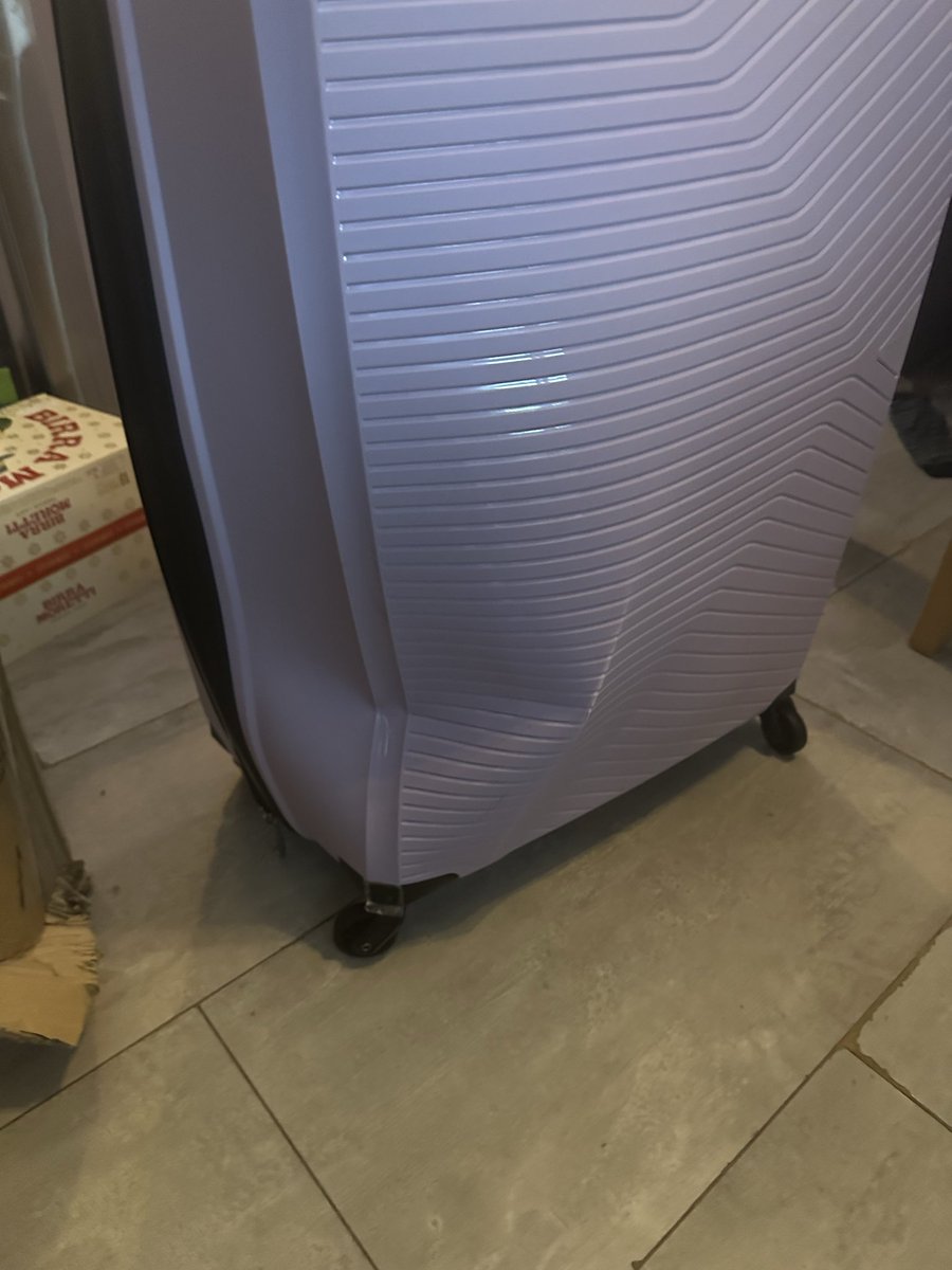 lauracockney's tweet photo. @TrippLuggage just had my new suitcase delivered completely smashed https://t.co/rgpP1Bh9NZ