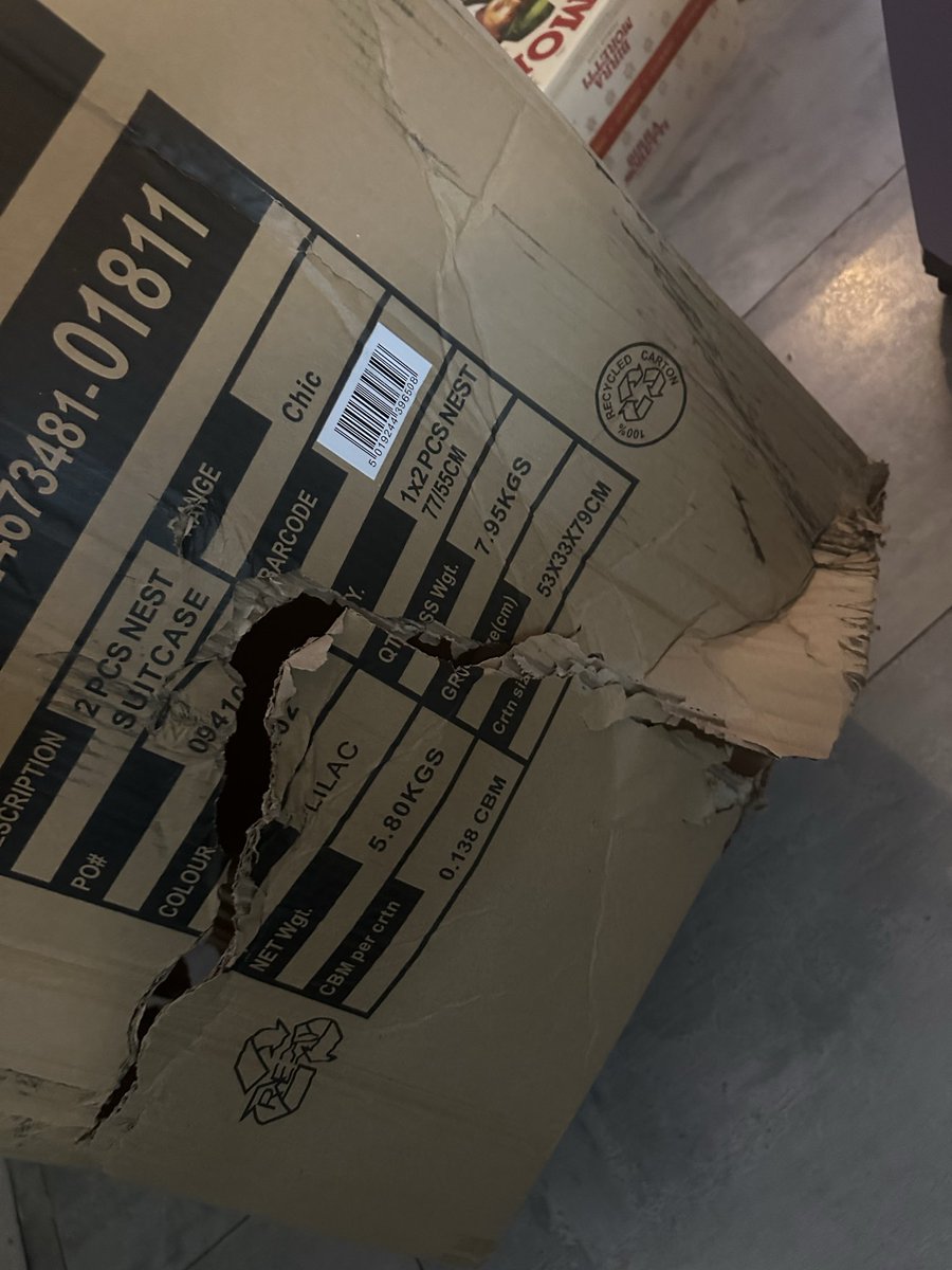 lauracockney's tweet photo. @TrippLuggage just had my new suitcase delivered completely smashed https://t.co/rgpP1Bh9NZ