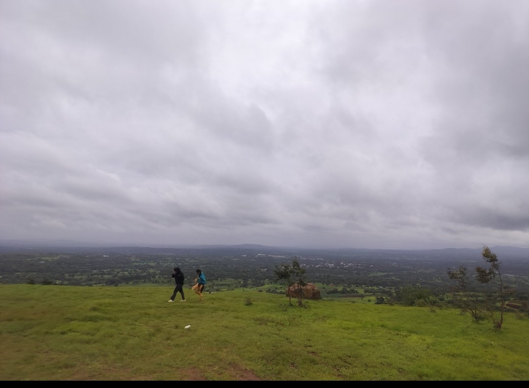 happypatil0's tweet image. ಕನ್ನಡದ ಸವದತ್ತಿ ರಟ್ಟರು(ರಡ್ಡಿ) ಕಟ್ಟಿದ ಕೋಟೆಯೊಳಗೆ ನೂರಾರು ಅಡಿಯ ಎತ್ತರದ ಕನ್ನಡ ವಿರೋಧಿಯ ಪ್ರತಿಮೆ ಕೆತ್ತಿಸಿದ ಮಾಹಾತಾಯಿ ನೀನು

ಮೊನ್ನೆ ಹೋಗಿದ್ದೆ ಅಂತ ಸುಂದರ ಸಹ್ಯಾದ್ರಿ ತಪ್ಪಲಿನ ಗುಡ್ಡದ ಮೇಲಿನ ಯಳ್ಳುರ ಹಳ್ಳಿಲಿ ಈಗ್ಲೂ ಮಹಾರಾಷ್ಟ್ರ ರಾಜ್ಯ ಅಂತ ಇರೊ ಬೋರ್ಡ್ ಕೂಡ ತಗಿಸೊ ಧೈರ್ಯ ಮಾಡಿಲ ನೀನು @laxmi_hebbalkar @shivanand087