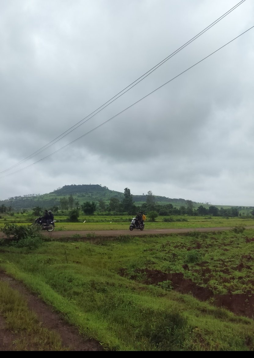 happypatil0's tweet image. ಕನ್ನಡದ ಸವದತ್ತಿ ರಟ್ಟರು(ರಡ್ಡಿ) ಕಟ್ಟಿದ ಕೋಟೆಯೊಳಗೆ ನೂರಾರು ಅಡಿಯ ಎತ್ತರದ ಕನ್ನಡ ವಿರೋಧಿಯ ಪ್ರತಿಮೆ ಕೆತ್ತಿಸಿದ ಮಾಹಾತಾಯಿ ನೀನು

ಮೊನ್ನೆ ಹೋಗಿದ್ದೆ ಅಂತ ಸುಂದರ ಸಹ್ಯಾದ್ರಿ ತಪ್ಪಲಿನ ಗುಡ್ಡದ ಮೇಲಿನ ಯಳ್ಳುರ ಹಳ್ಳಿಲಿ ಈಗ್ಲೂ ಮಹಾರಾಷ್ಟ್ರ ರಾಜ್ಯ ಅಂತ ಇರೊ ಬೋರ್ಡ್ ಕೂಡ ತಗಿಸೊ ಧೈರ್ಯ ಮಾಡಿಲ ನೀನು @laxmi_hebbalkar @shivanand087