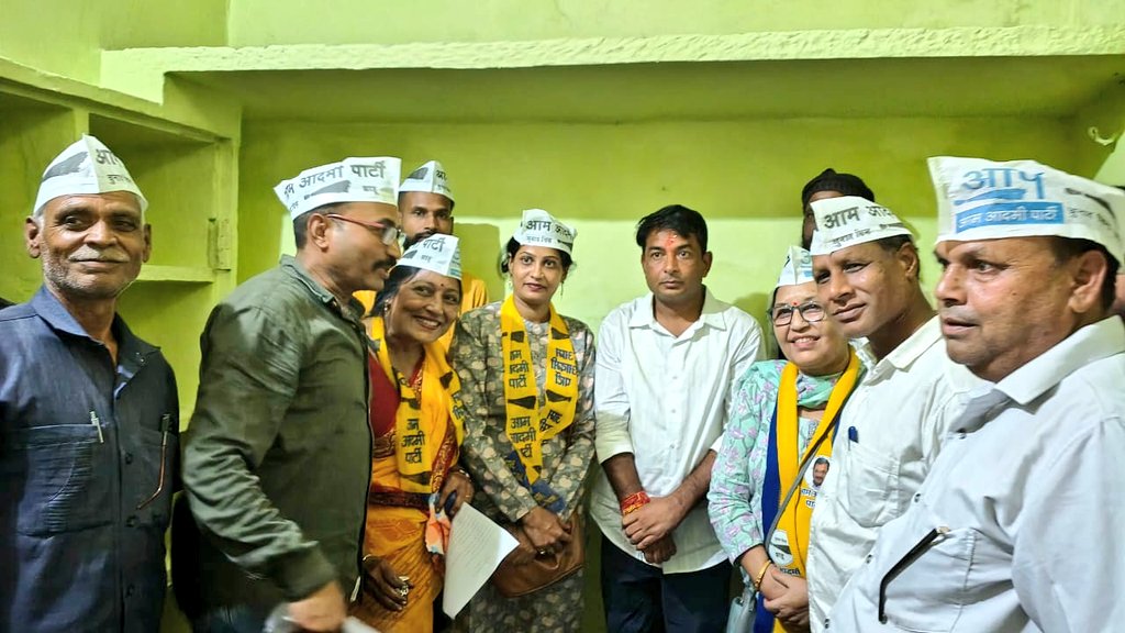 AAPSweetySharma's tweet image. 📍अंता विधानसभा

आज भाई @NareshMeena__ जी के साथ मिलकर चुनाव प्रचार की शुरुआत की। अंता की जनता इस बार बदलाव का मन बना चुकी है । 

@AamAadmiParty @ArvindKejriwal
@DheerajTokas2 @GhanendraB
@NaveenPaliwal_ @kirtispathak

#AAP #NareshMeena #AntaElection