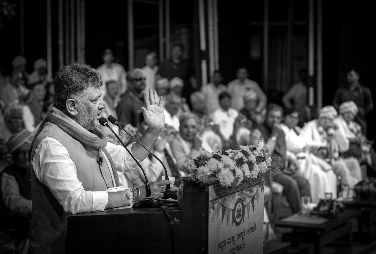 DKShivakumar's tweet image. ಕನ್ನಡಕ್ಕಾಗಿ ಕೈ ಎತ್ತು ನಿನ್ನ ಕೈ ಕಲ್ಪವೃಕ್ಷವಾಗುತ್ತದೆ

ಕನ್ನಡ ರಾಜ್ಯೋತ್ಸವ ಪ್ರಯುಕ್ತ ಬೆಂಗಳೂರಿನ ರವೀಂದ್ರ ಕಲಾಕ್ಷೇತ್ರದಲ್ಲಿ‌ ನಡೆದ ರಾಜ್ಯೋತ್ಸವ ಪ್ರಶಸ್ತಿ ಪ್ರದಾನ ಸಮಾರಂಭದಲ್ಲಿ ಮುಖ್ಯಮಂತ್ರಿಗಳಾದ ಶ್ರೀ ಸಿದ್ದರಾಮಯ್ಯ ಅವರೊಂದಿಗೆ ಭಾಗಿಯಾಗಿ, ವಿವಿಧ ಕ್ಷೇತ್ರಗಳಲ್ಲಿ ಅನನ್ಯ ಸೇವೆ ಸಲ್ಲಿಸಿದ ಮಹನೀಯರಿಗೆ ಪ್ರಶಸ್ತಿ ಪ್ರದಾನ ಮಾಡಿ…