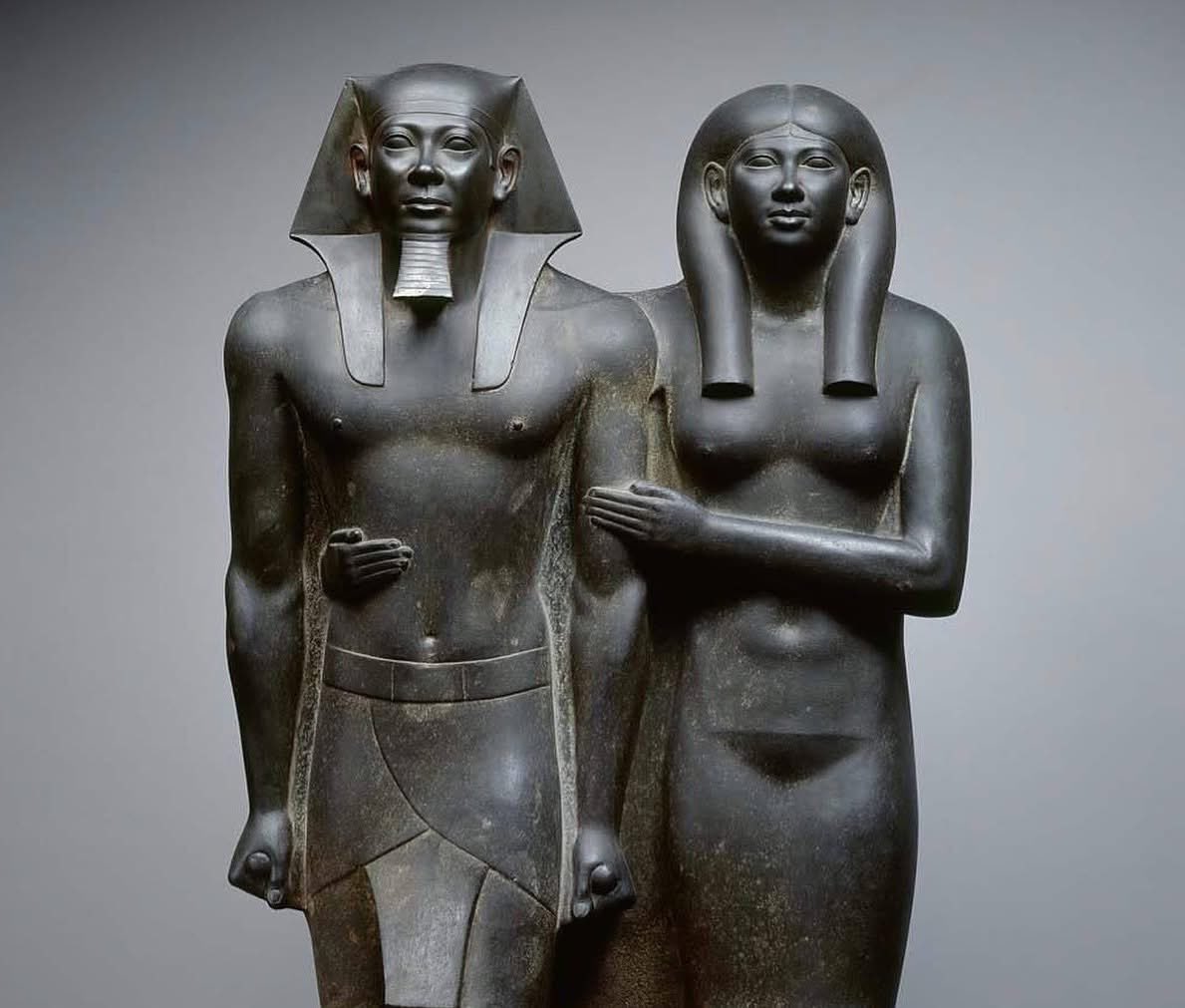 sherinhelal555's tweet image. ده تمثال منكاورع والمدام بتاعته.. 
من أكتر التماثيل اللي بحبها في الدولة القديمة.. واللي مش عارف يعني إيه الدولة القديمة أفكره بمعلومة معروفة، إن التاريخ المصري بيتقسم لمراحل طويلة، مش شيلة واحدة كده أو فترة زمنية واحدة على بعضها زي ما بنتعامل معاه دلوقتي كأنه حاجة قعدت لها بتاع