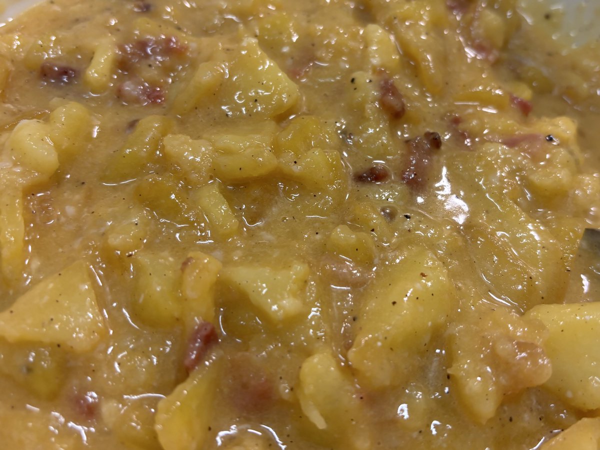 He encontrado con la tortilla de patata a la carbonara un espacio para el entendimiento entre la sincebollista-bienhechista de mi contraria y yo. Brindo por ello.