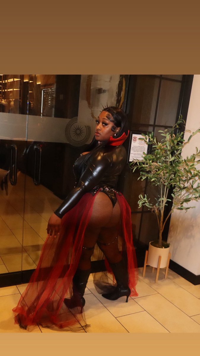 Devane__'s tweet image. Coffin queen 🥰 #halloween2025