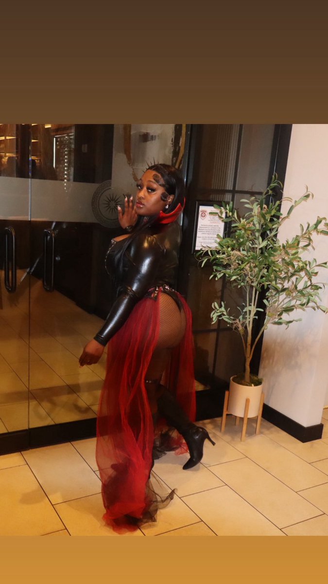 Devane__'s tweet image. Coffin queen 🥰 #halloween2025