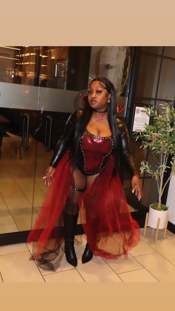 Devane__'s tweet image. Coffin queen 🥰 #halloween2025