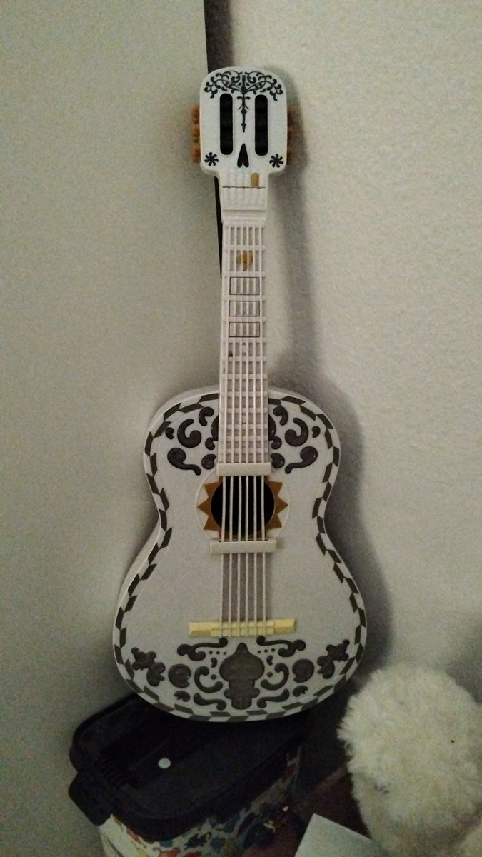 De las pelis más bonitas que he visto, y de las preferidas de mi niña que hasta la guitarra tiene #CocoEnLa1