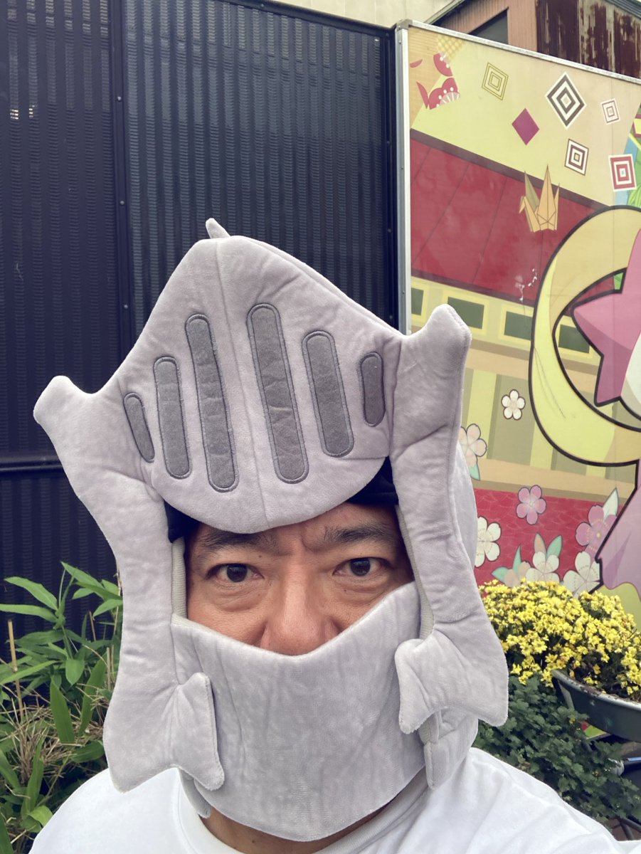 今日の『平塚西口しんしく横丁プロレス』ではイベントが満載でした！

プロレス前には街角広場ハロウィンコンテストのMCをロビンマスクのコスプレでしてみたり、プロレスではダンプ松本選手が暴れまくったり売店でも暴れまくったりのイベントでした。

プロデューサーはつらいよ…けど楽しい！