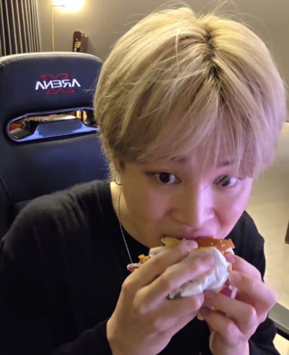 onlyparkmimi's tweet image. I think he wants to be eaten