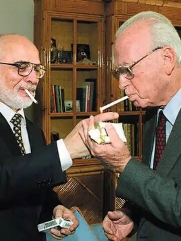 שלושים שנה ושלוש יריות.
הרוצחים השיגו את מטרתם והיום הם מנהלים את המדינה.
הם הצליחו להתנקש בתקווה ובחלום השלום.
הם שולטים בצבא, במשטרה ואפילו בשב״כ, שכשל אז וכעת עלול ליפול סופית.
הם מבצעים טרור יומיומי באין מפריע ובלי לשלם על כך שום מחיר.
הם קברו את הציונות ואת הדמוקרטיה, את