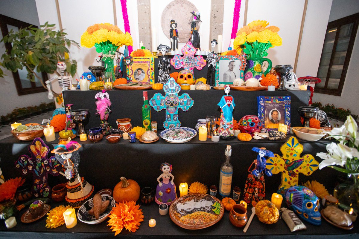 En la <a href="/SEGOB_mx/">Gobernación</a> nos llena de orgullo mantener vivas nuestras tradiciones. #Hoy en todo #México recordamos con cariño, a través de la ofrenda de #DíaDeMuertos, a los seres queridos que ya partieron. 🕯️