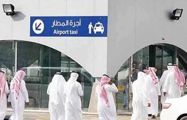 في أسبوع واحد فقط ..

ضبط 530 من "الكدادة" قاموا بالمناداة لنقل الركاب باستخدام سياراتهم الخاصة دون ترخيص، ونصت العقوبات عند تكرار المخالفات:

 غرامات مالية تصل إلى 11 ألف ريال.

 حجز المركبة لمدة 25 يوم.

-