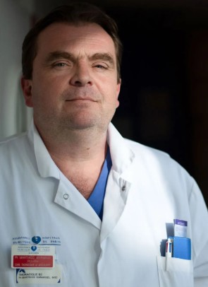 Emmanuel Martinod (né vers 1967)
Chirurgien, chef d'un service hospitalier, célèbre pour avoir réalisé en 2009 la 1ère greffe mondiale d'une bronche artificielle. Ses recherches, citées + de 2000 fois, ont révolutionné la chirurgie respiratoire et sauvé de nombreuses vies.