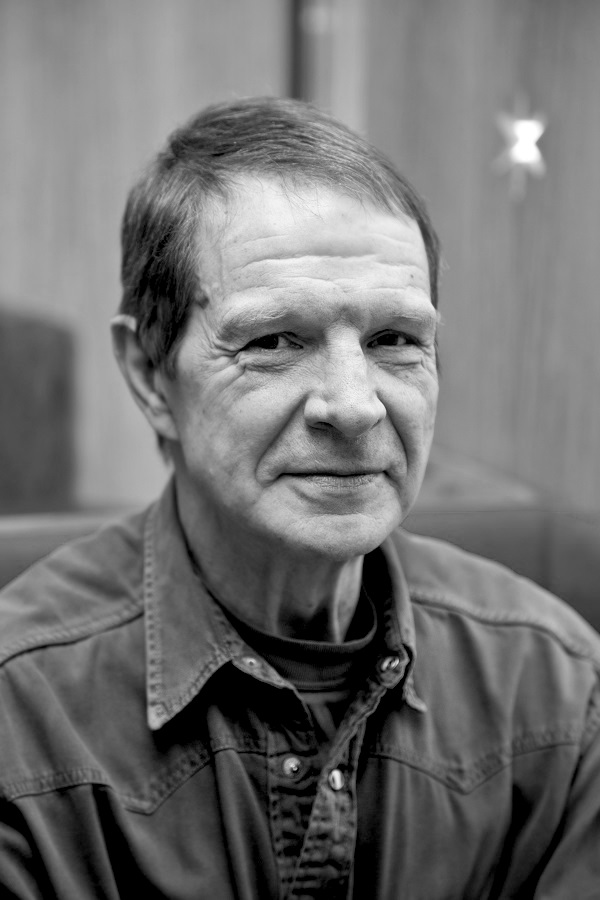 Šodien aizsaulē devies izcilais literāts Jānis Lejiņš. Ar sievu Vitu izsakām visdziļāko līdzjūtību Jāņa ģimenei. 

Lai tev vieglas smiltis, Jāni! Un īpašs paldies par "Zīmogu sarkanā vaskā".