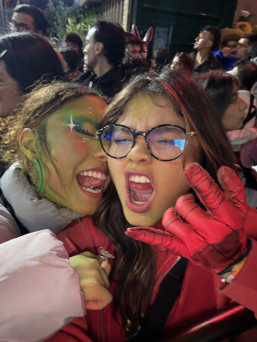 abolicianita's tweet image. la mujer con la que hace un año salí por primera vez de fiesta y me dejó la cara estampada de su maquillaje de leopardo hoy es mi novia y me dejó la cara verde por su maquillaje alienígena