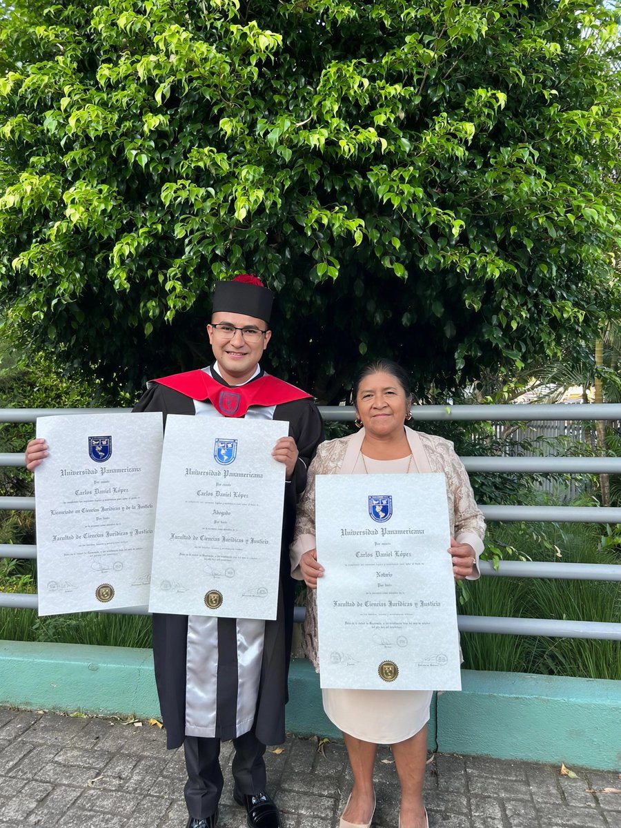 CDLopez26's tweet photo. Se logró.

Habemos Licenciado en Ciencias Jurídicas y de la Justicia, Abogado y Notario. https://t.co/7Qo2l6yTQd
