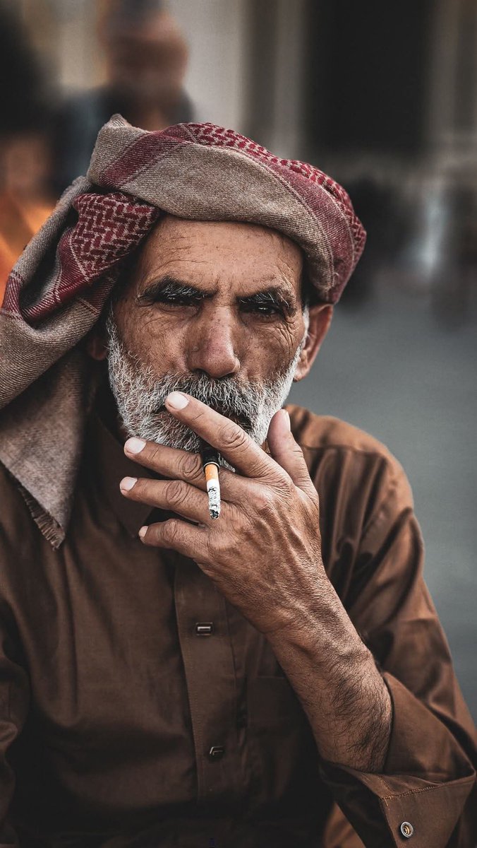 .
يقول :
كلما أشعلتُ سيجارة انولدت
في رأسي فكرة .!