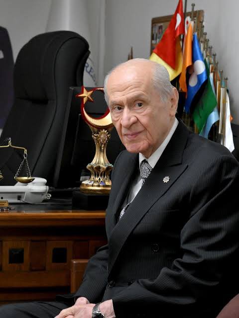 Ata bildiğimiz, değerli büyüğümüz, Sayın Genel Başkanımız…
Evladın olmak ne büyük şeref. Allah başımızdan eksik etmesin.