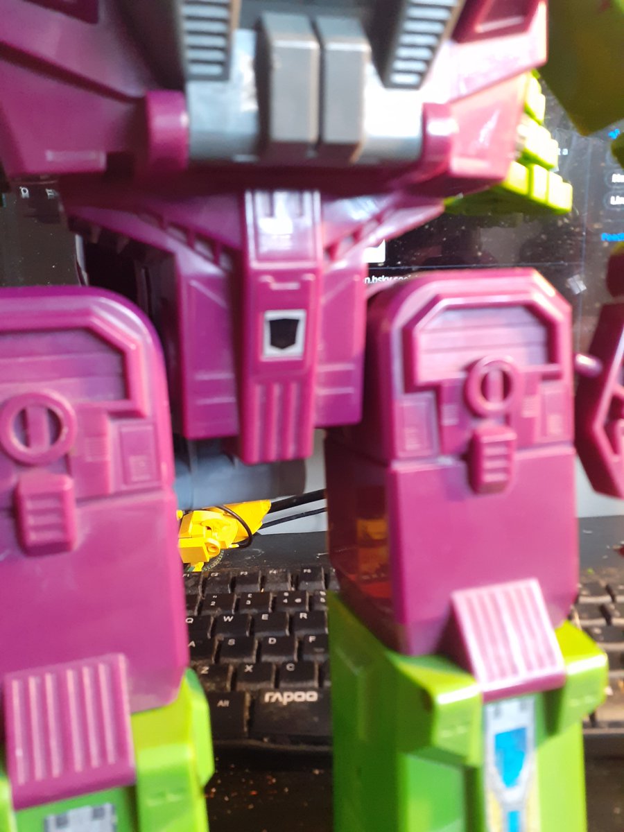 IOweYouNathan's tweet photo. Very battle-damaged Scorps, who feels very fragile. It'll take ages to clean him up.
I liked how the Marvel character ended up being one of the most interesting in the whole series.
Most inappropriately placed rubsign going.
#transformers #headmasters #Scorponok #toys https://t.co/rEPIY4TRxx