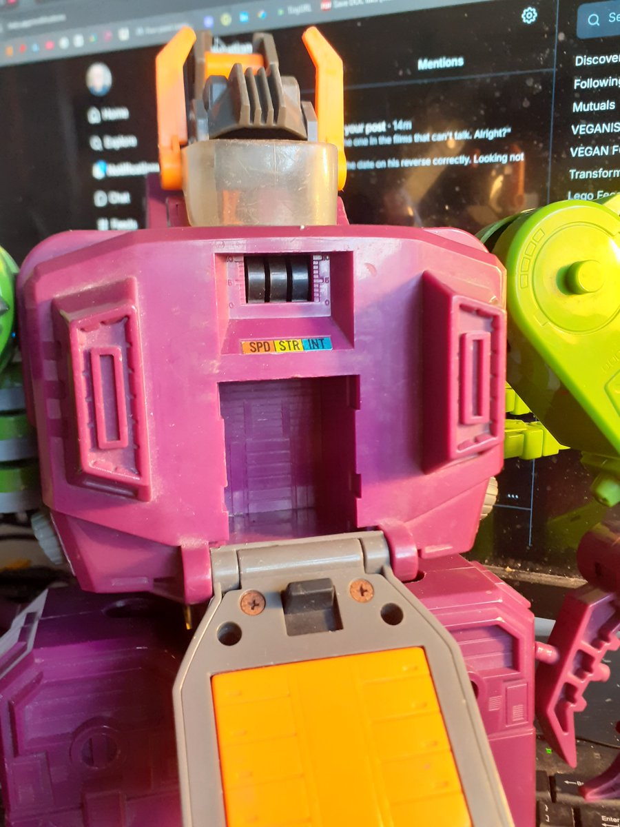 IOweYouNathan's tweet photo. Very battle-damaged Scorps, who feels very fragile. It'll take ages to clean him up.
I liked how the Marvel character ended up being one of the most interesting in the whole series.
Most inappropriately placed rubsign going.
#transformers #headmasters #Scorponok #toys https://t.co/rEPIY4TRxx