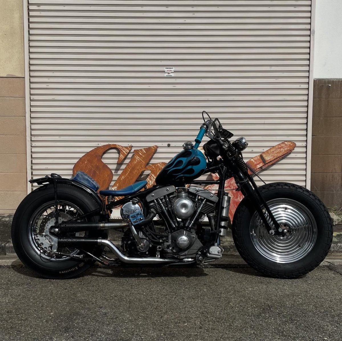 LowbrowCustoms's tweet image. A and B side with @shixmotorcycle and this sick cone shovel bob. Really digging that front wheel hub covers. #bobber #chopper #shovel #conezone #choppershit #chopshit #chopitbuilditrideit #choppers #shovelhead #shovellove