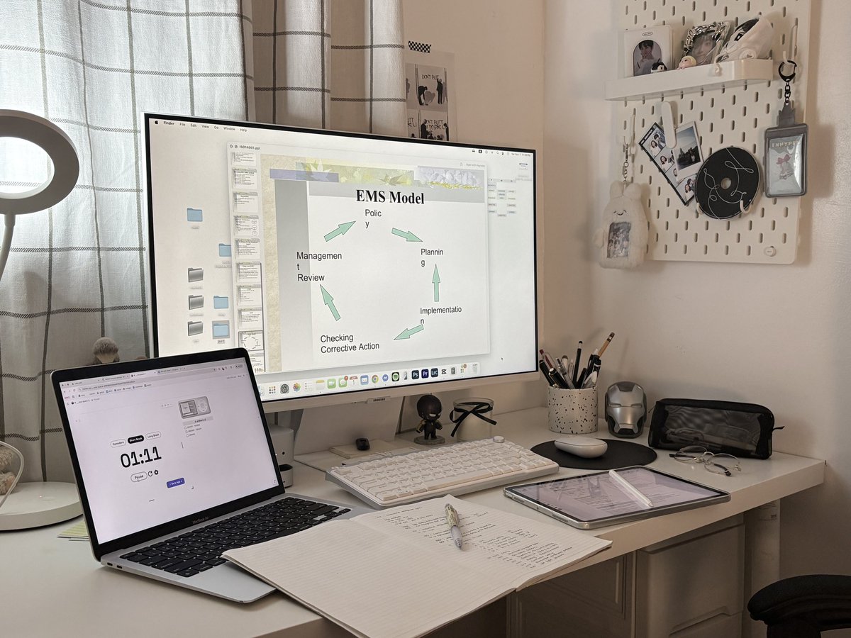 bobawonz's tweet image. messy but locked in . . . #studytwt