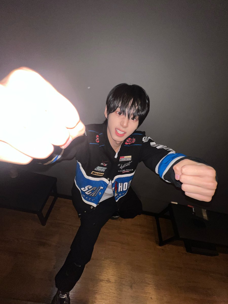 dearparkhani's tweet photo. yea... this silly guy is also a degree holder... he also completed his military service because according to him, he had no aspirations in life lmao 😭😭😭😭 https://t.co/28q8wds71h