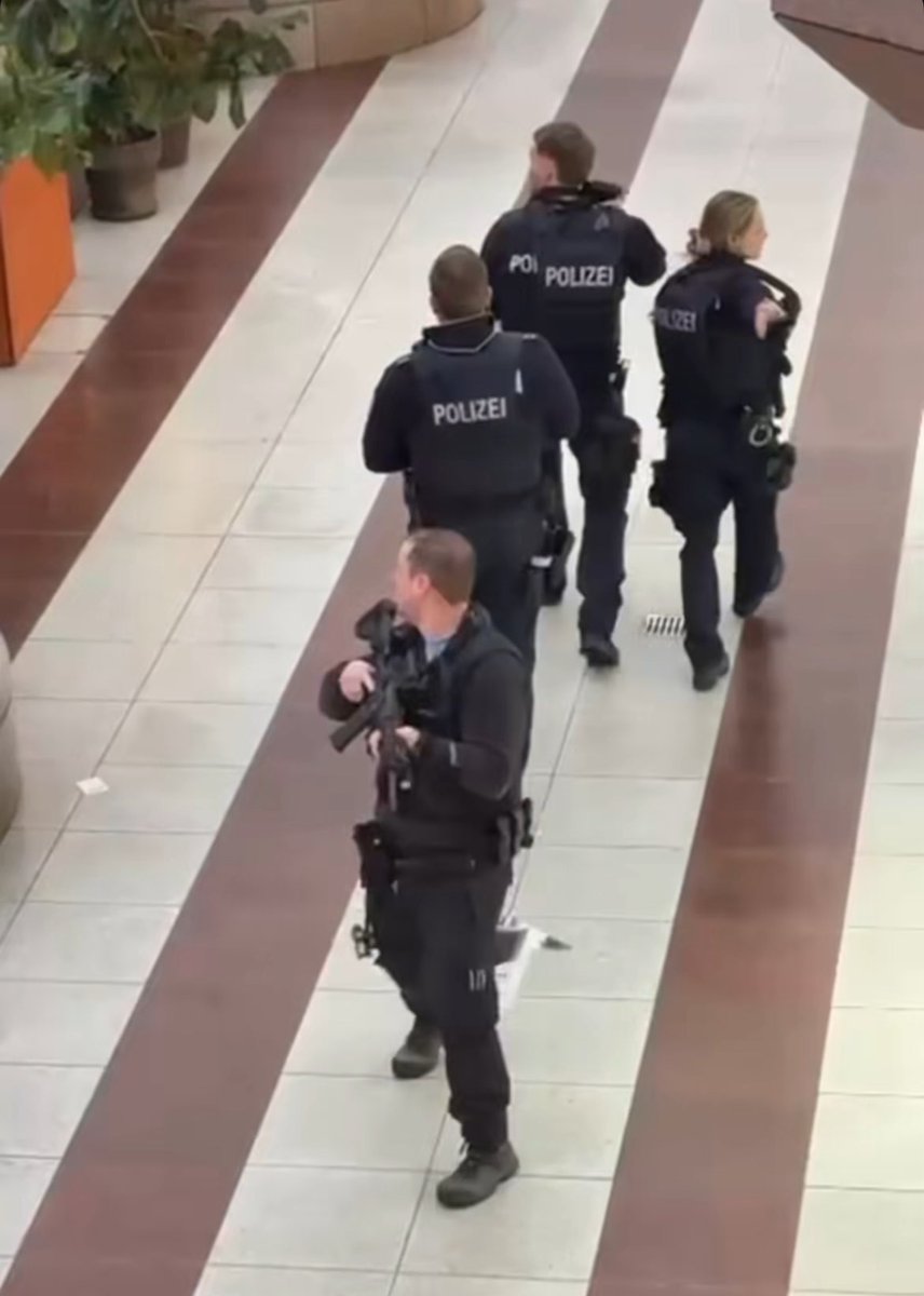 Schüsse im Nordwestzentrum in Frankfurt am Main 😳😢 es wird als schlimmer. I always went every weekend as a childw with my family