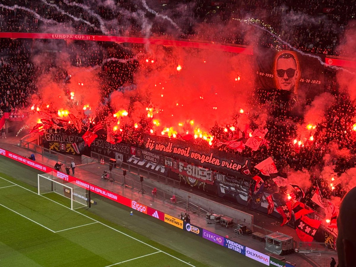 ajaxlife's tweet image. Dapp’re strijder en Ajaxsupporter Paddy werd slechts dertig jaar oud. Daarom worden – na dertig minuten spelen – de nodige fakkels afgestoken op Zuid. Ook zien we een prachtig doek. Als eerbetoon aan hun gabber en medesupporter. #ajax #ajahee #PaddyForever