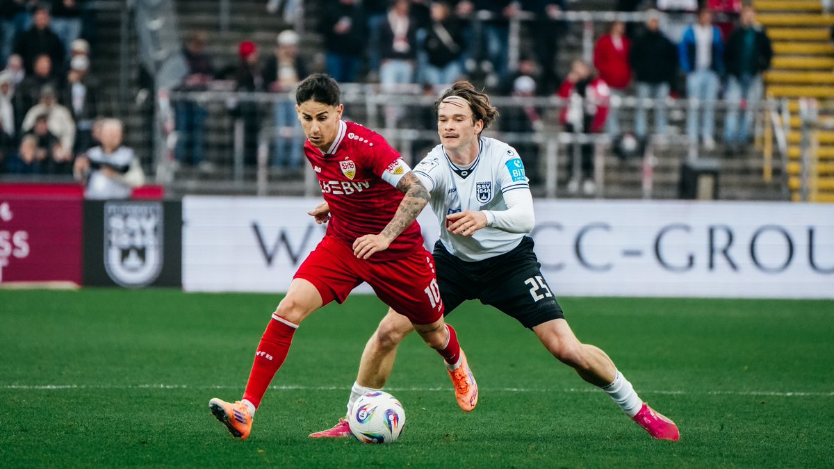 #VfBU21-Trainer Nico Wiliig: „Wir waren sehr stabil und hätten noch mehr Tore schießen können. Es war cool, vor diesem Publikum zu spielen, es war eine gute Erfahrung für die Jungs."  

Der Spielbericht zum 3:1-Sieg in Ulm: go.vfb.de/news6962 

#jungundwild | #VfB