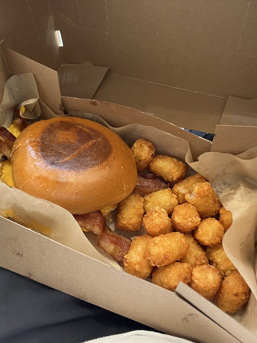 ホットドッグしか頼んでないけど列の最後だからって厨房に残ってるもの全部渡されたどうなっとんねんこの国は