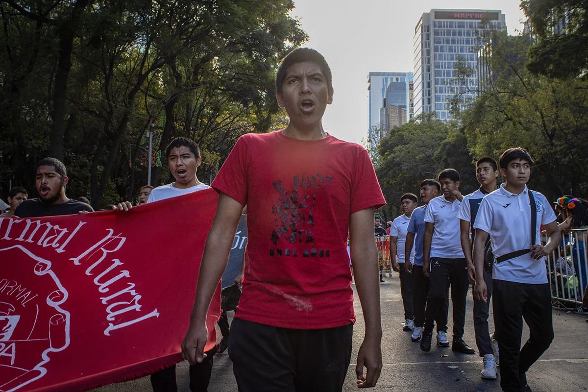 A 11 años y un mes de la desaparición de los 43 de Ayotzinapa, las madres y padres marcharon del Ángel al Hemiciclo a Juárez. Ve más aquí. 📸✊

Por Mario Marlo / <a href="/Mariomarlo/">Mario Marlo</a>

Fotos por Denisse Ureña / <a href="/denisseure_/">Denisse Ureña</a> 

zonadocs.mx/2025/10/27/a-1…