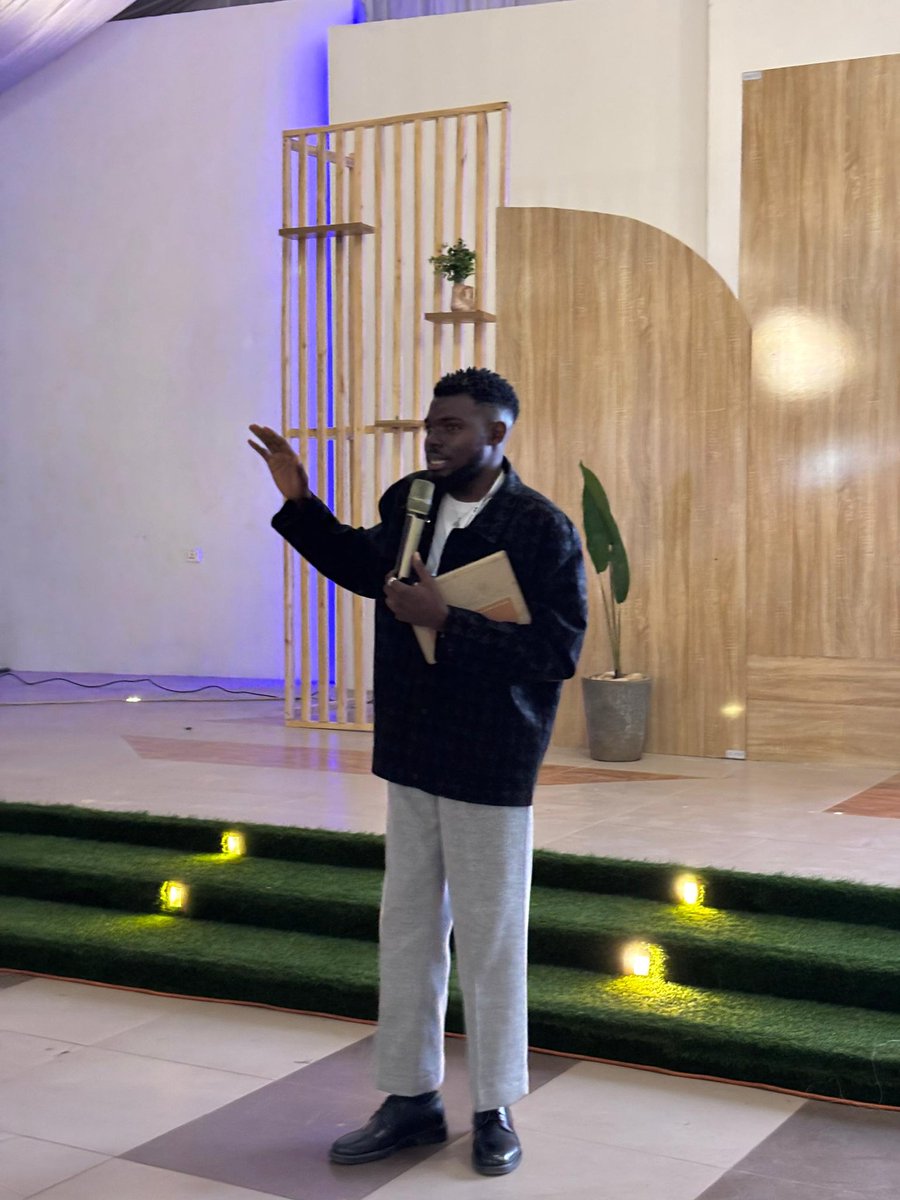gdgIlorin's tweet photo. What a moment! 🔥
Adetunji Jacob ogunyemi brought the unique spark to #DevFestIlorin today!

Thanks for lighting up the stage, Jacob!🔥✨

#devfestilorin2025 #devfestilorin25 #gdgilorin #devfest2025 #devfest https://t.co/5bbT2qEk76