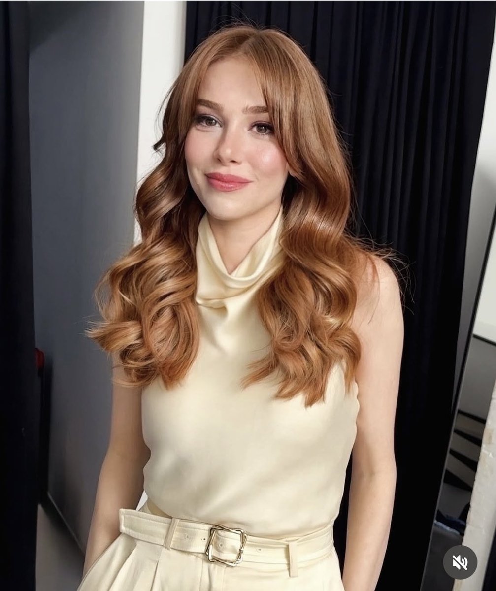 #ElçinSangu красавица настолько красиво умеет преподнести и себя и весь свой образ что я мечтаю увидеть ее рекламным лицом одежды и ювелирных изделий. Надеюсь и такое увижу, она заслуживает самого лучшего ✨👑