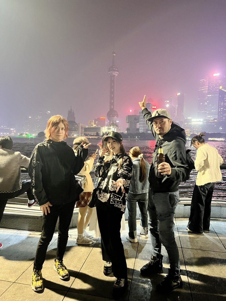 Marina_Hebiishi's tweet photo. 美味しい火鍋のあとは外灘連れて行ってもらったよ🌃ちょっと霧がかってたけど夜景とってもきれいだった！そのあとは街をちょこっと散策して上海を満喫✨すでに最高だー！
明日のライブ頑張るぞー🔥
#mardelas #10周年 #shanghai #waitan #外灘 https://t.co/0mYiCkBJuM