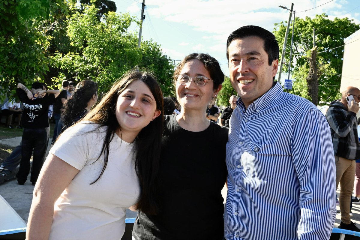 Inauguramos un pavimento en una calle que une historias 🤝🙌

Porque frente a la Capilla Nuestra Señora del Santo Rosario en Tortuguitas, un espacio que une a la comunidad y que el próximo 8 de diciembre cumplirá 50 años 👏, cortamos cinta con <a href="/Noecorrea_ok/">Noe Correa</a> y las familias en la