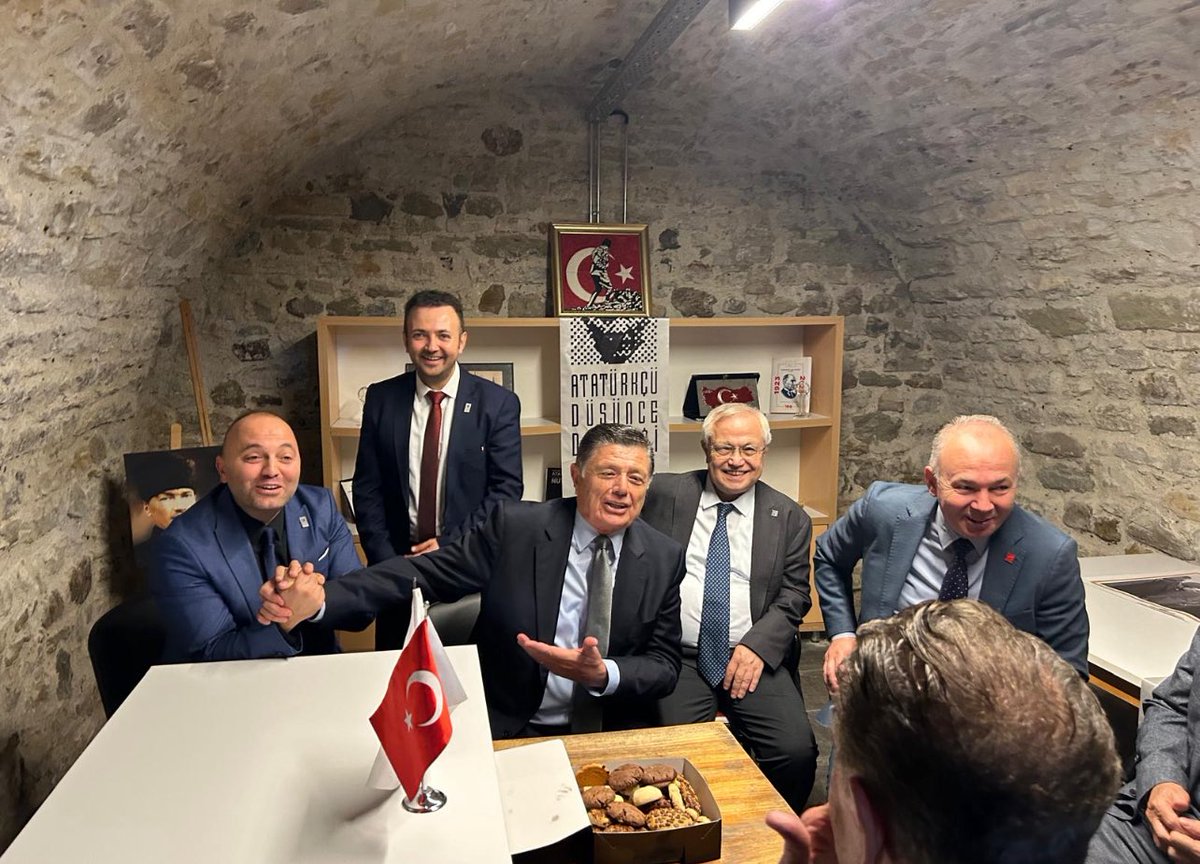 Atatürkçü Düşünce Derneği Bartın Şubemizin yeni yerinin açılışını Bartın Belediye Başkanımız M.Rıza Yalçınkaya ve GYK üyelerimiz,ke birikte yaptık.
Değerli Belediye Başkanımıza teşekkür eder, şubemize çalışmalarında başarılar dileriz. 

#ATATÜRKTEBİRLEŞMEZAMANI