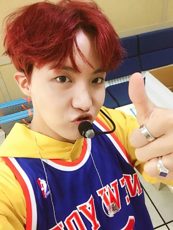 Bangtaneas_'s tweet photo. Voting time!

#Jhope #2025MAMAVOTE https://t.co/C79919QlFD