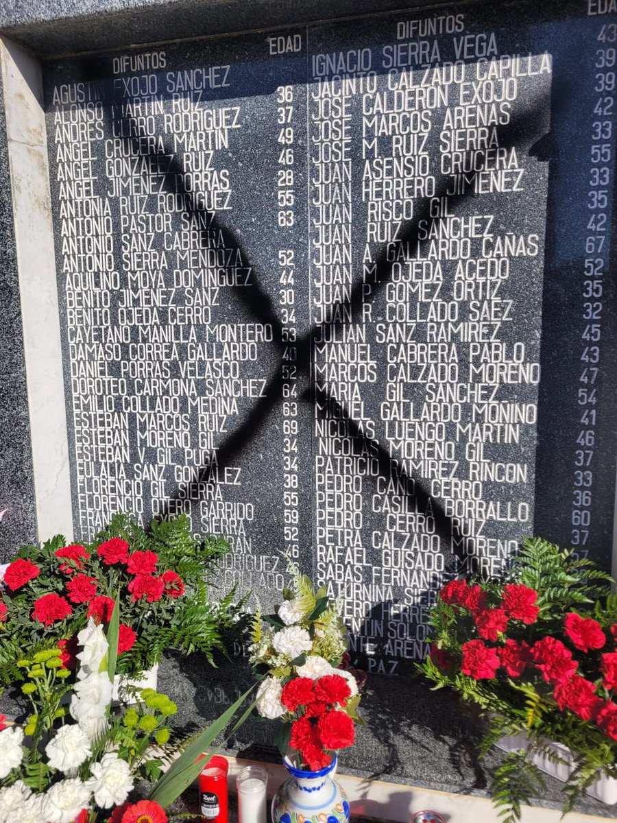 psoeex's tweet photo. Este es el resultado de las políticas de Guardiola: semanas después de derogar con Vox la Ley de Memoria Histórica, atacan el monumento en memoria de las víctimas de la Guerra Civil y la dictadura en Orellana la Vieja. 

Condenamos firmemente estos ataques. https://t.co/vndcEyhuYl