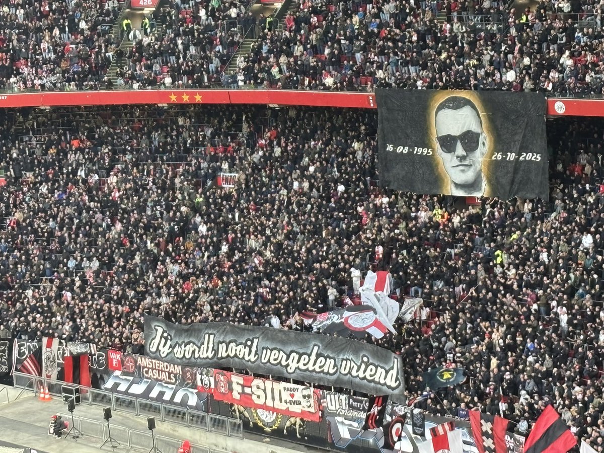 LLucastricolor's tweet image. Linda homenagem da torcida do Ajax a um de seus torcedores que faleceu recentemente. Paddy, 30 anos faleceu em um acidente de vela. Após 30min de jogo, a torcida fez essa homenagem. #PaddyForever