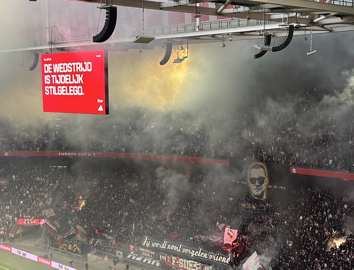 LLucastricolor's tweet image. Linda homenagem da torcida do Ajax a um de seus torcedores que faleceu recentemente. Paddy, 30 anos faleceu em um acidente de vela. Após 30min de jogo, a torcida fez essa homenagem. #PaddyForever