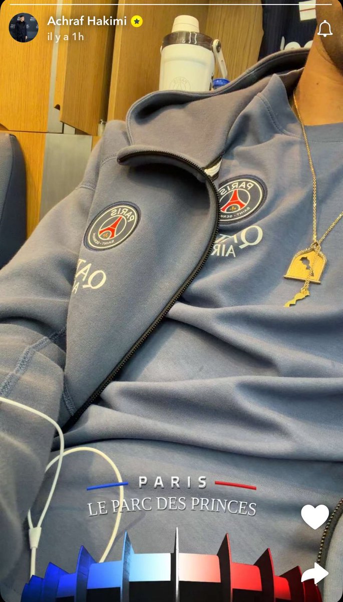 Achraf Hakimi qui met en avant 2 colliers représentants la carte du Maroc après la décision historique de l’ONU ❤️🇲🇦