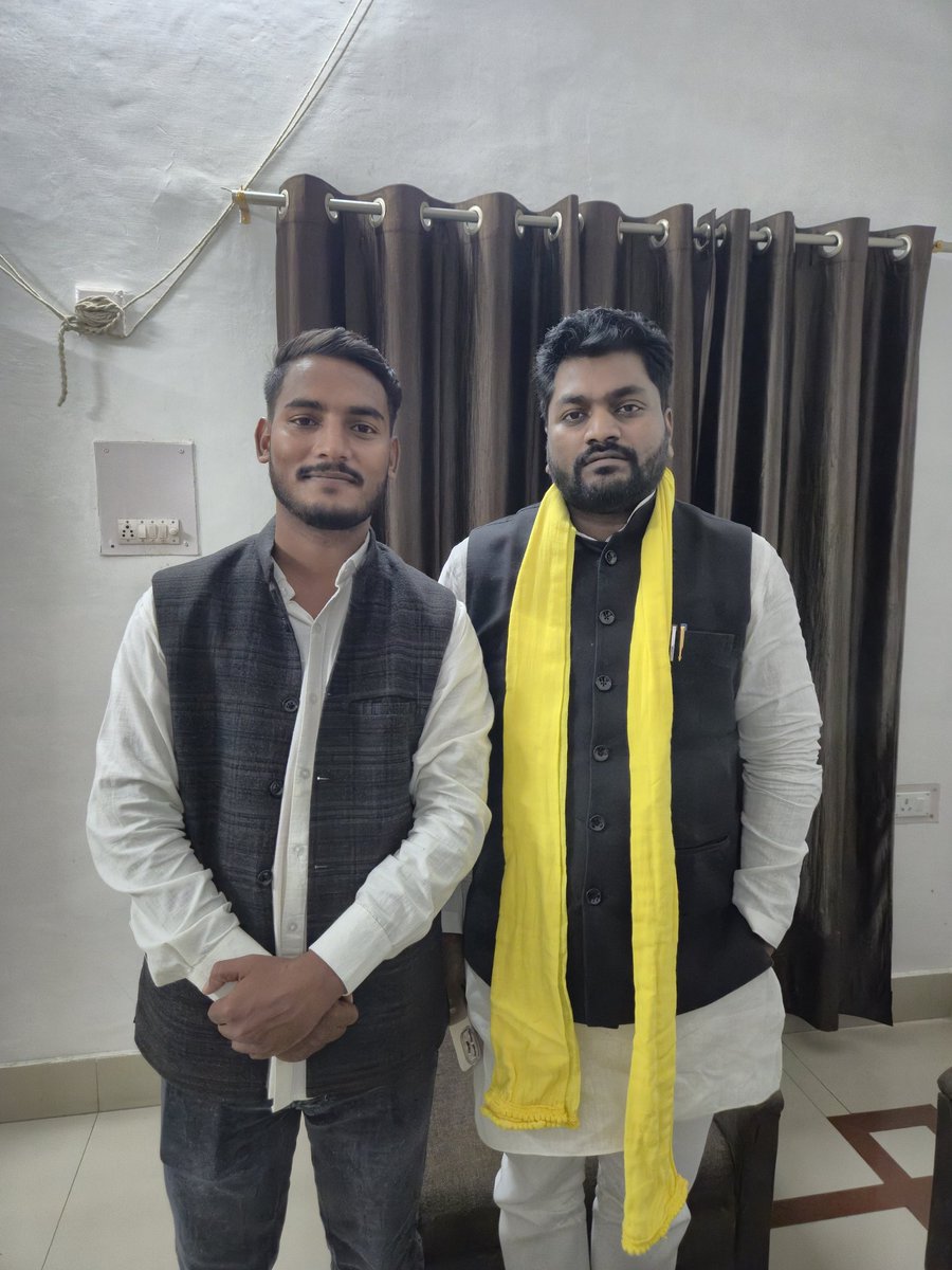 Nirajgupta9452's tweet image. &quot;आज बड़े भईया आदरणीय अरविंद राजभर जी (राष्ट्रीय प्रमुख महासचिव – सुहेलदेव भारतीय समाज पार्टी, पूर्व राज्य मंत्री – उत्तर प्रदेश सरकार) से शिष्टाचार भेंट हुई। इस दौरान जिला पंचायत चुनाव को लेकर विस्तृत चर्चा हुई। @deoriatimes #deoria #salempur #sbsp @arvindrajbhar07