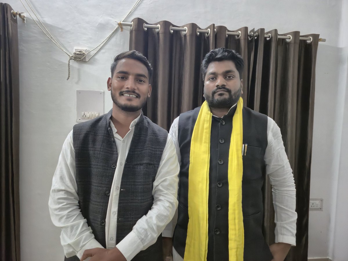 Nirajgupta9452's tweet image. &quot;आज बड़े भईया आदरणीय अरविंद राजभर जी (राष्ट्रीय प्रमुख महासचिव – सुहेलदेव भारतीय समाज पार्टी, पूर्व राज्य मंत्री – उत्तर प्रदेश सरकार) से शिष्टाचार भेंट हुई। इस दौरान जिला पंचायत चुनाव को लेकर विस्तृत चर्चा हुई। @deoriatimes #deoria #salempur #sbsp @arvindrajbhar07