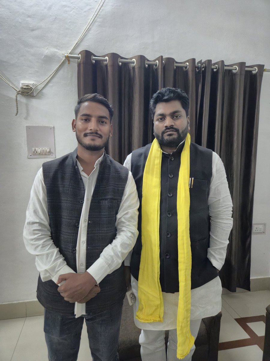 Nirajgupta9452's tweet image. &quot;आज बड़े भईया आदरणीय अरविंद राजभर जी (राष्ट्रीय प्रमुख महासचिव – सुहेलदेव भारतीय समाज पार्टी, पूर्व राज्य मंत्री – उत्तर प्रदेश सरकार) से शिष्टाचार भेंट हुई। इस दौरान जिला पंचायत चुनाव को लेकर विस्तृत चर्चा हुई। @deoriatimes #deoria #salempur #sbsp @arvindrajbhar07