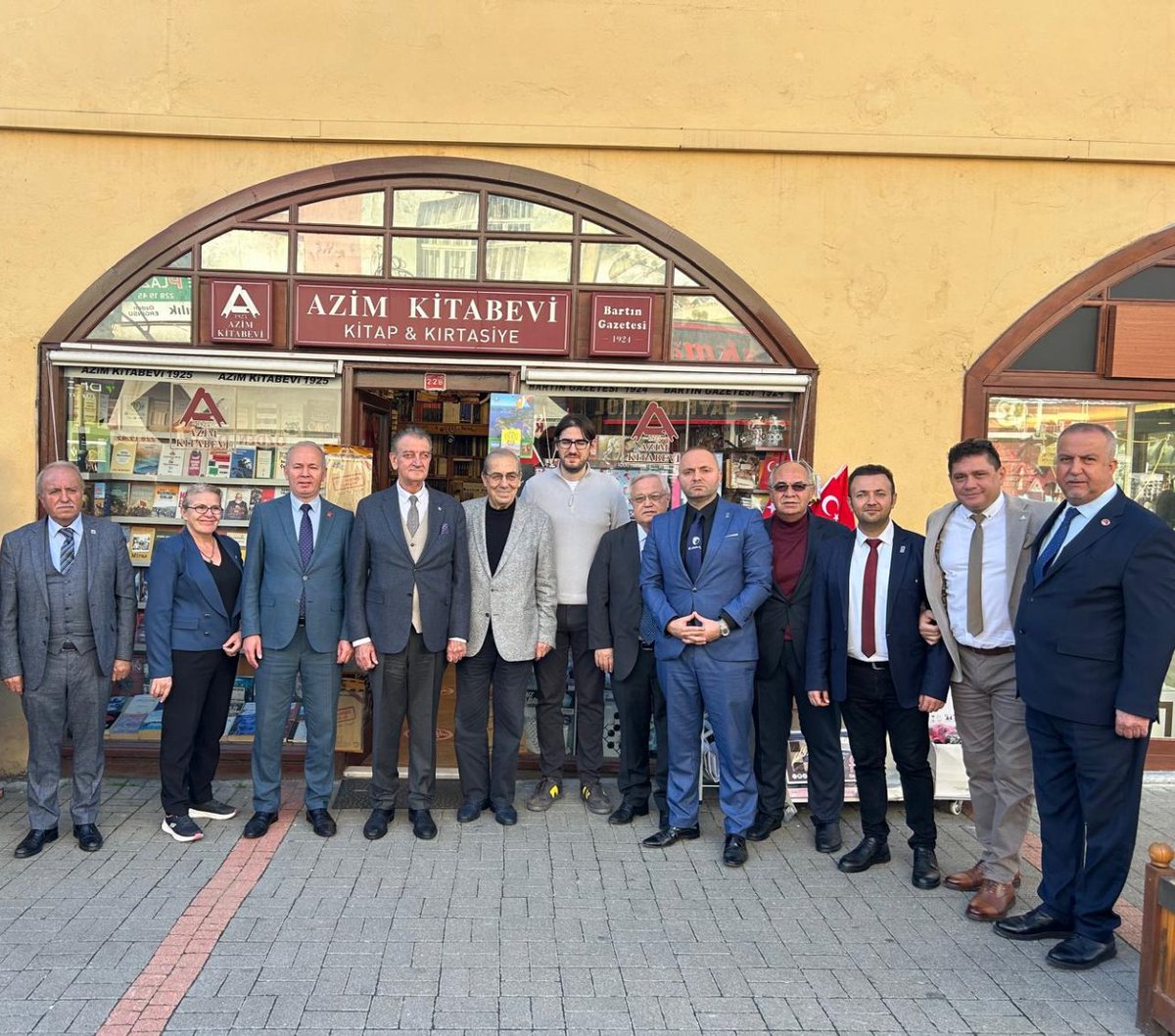 Atatürkçü Düşünce Derneği GYK üyelerimiz ve Bartın Şube Başkanımızla birlikte Anadolu’nun en eski gazetesi 101 yaşındaki Bartın Gazetesi’ni ziyaret ettik, sahibi Esen Aliş’den gazetemin tarihçesi hakkında bilgi aldık, yayın hayatında başarılar diledik. 
#ATATÜRKTEBİRLEŞMEZAMANI